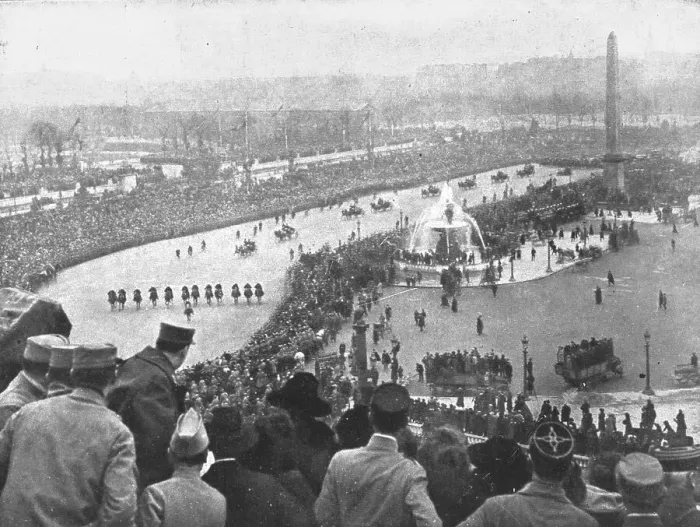 Framed Print : Les chefs d'etat Allies a Paris; Defile sur la place de la Concorde, le 14 decembre, des... 1918. Creator: Unknown Framed Print : Les chefs d'etat Allies a Paris; Defile sur la place de la Concorde, le 14 decembre, des... 1918. Creator: Unknown