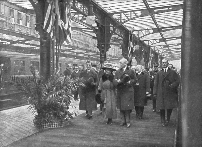 Framed Print : Les chefs d'etat Allies a Paris; A la gare du Bois de Boulogne, le 14 decembre 1918... 1918. Creator: Unknown Framed Print : Les chefs d'etat Allies a Paris; A la gare du Bois de Boulogne, le 14 decembre 1918... 1918. Creator: Unknown