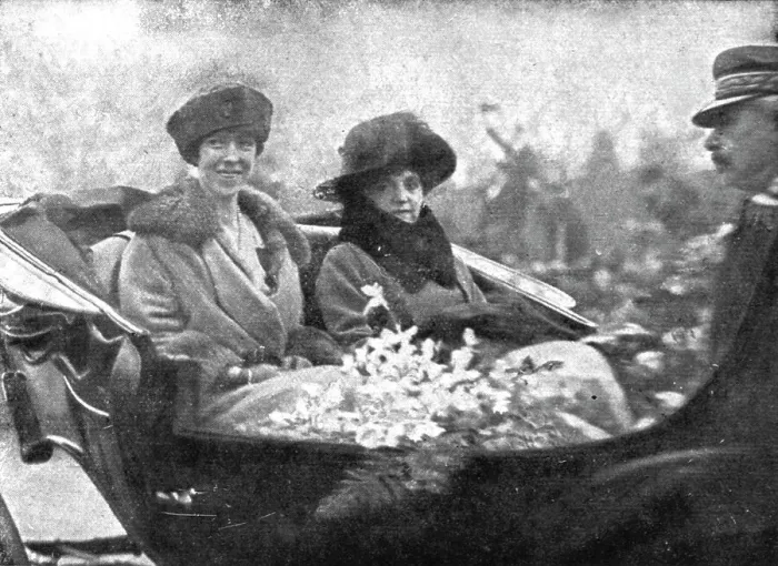 Framed Print : Les chefs d'etat Allies a Paris; L'arrivee des souverains belges, le 5 decembre: la reine... 1918. Creator: Unknown Framed Print : Les chefs d'etat Allies a Paris; L'arrivee des souverains belges, le 5 decembre: la reine... 1918. Creator: Unknown