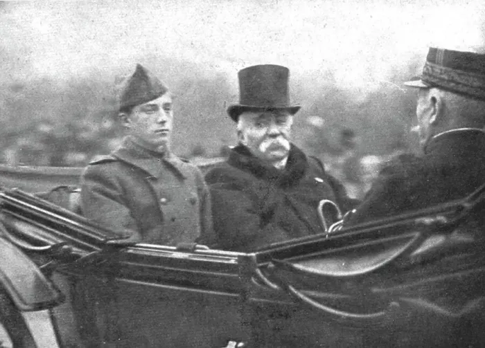 Framed Print : Les chefs d'etat Allies a Paris; L'arrivee des souverains belges, le 5 decembre: la reine... 1918. Creator: Unknown Framed Print : Les chefs d'etat Allies a Paris; L'arrivee des souverains belges, le 5 decembre: la reine... 1918. Creator: Unknown