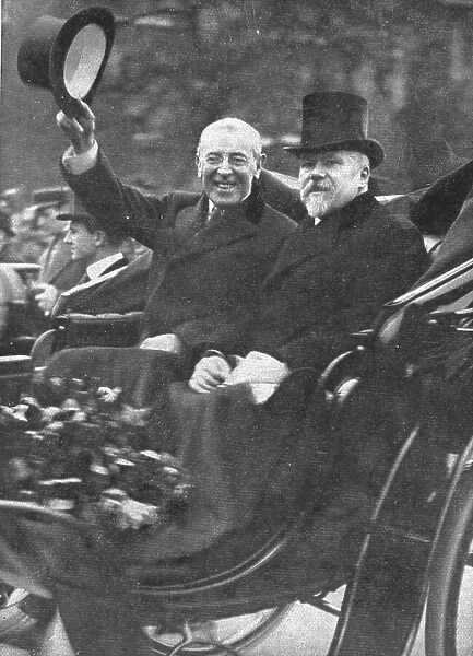 Les chefs d'etat Allies a Paris; Le salut et le sourire de M Wilson sur le trajet de la... 1918. Creator: Unknown