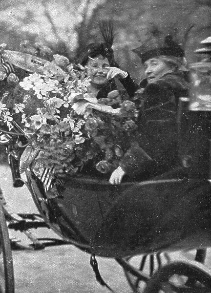 Les chefs d'etat Allies a Paris; Mme Wilson dans sa victoria fleurie; devant elle... 1918. Creator: Unknown