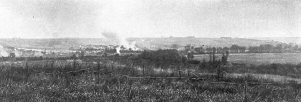 'Les combats au Nord de la Somme; Bombardement de Curlu, quelques instants avant l'attaque, 1916. Creator: Unknown