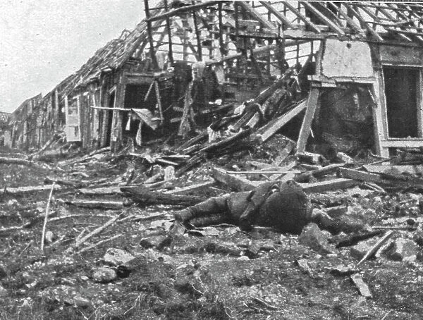 'Les combats au Nord de la Somme; Dans les ruines de Curlu, 1916. Creator: Unknown