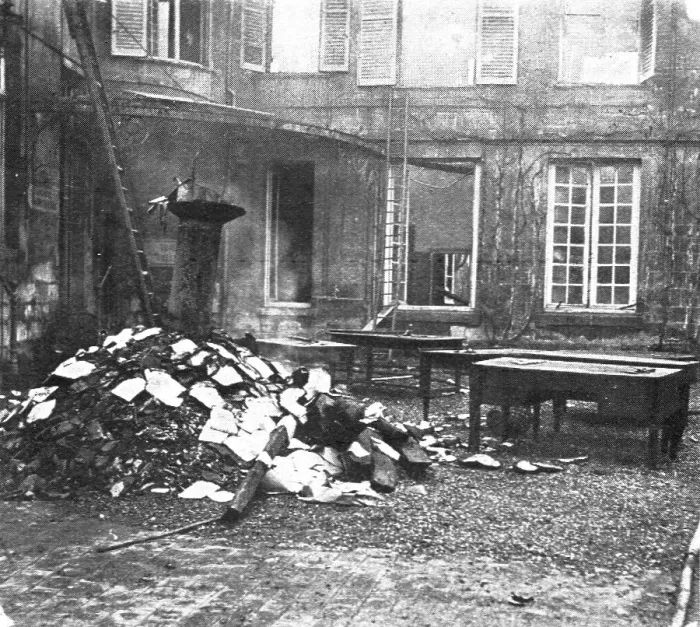 Framed Print : Les Combats Devant Soissons; La cour du Palais de Justice incendie, 1915. Creator: Unknown Framed Print : Les Combats Devant Soissons; La cour du Palais de Justice incendie, 1915. Creator: Unknown