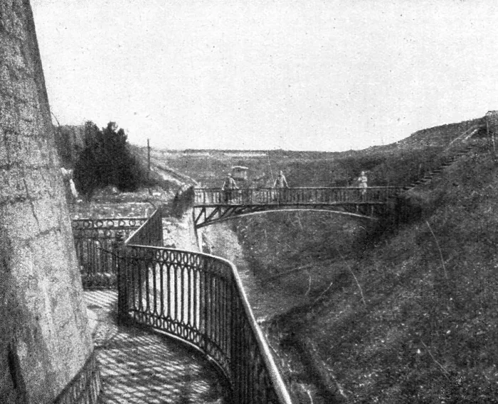 Framed Print : Les combats de Douaumont; Le fosse et l'entrée principale du fort de Douaumont au debut... 1916. Creator: Unknown Framed Print : Les combats de Douaumont; Le fosse et l'entrée principale du fort de Douaumont au debut... 1916. Creator: Unknown