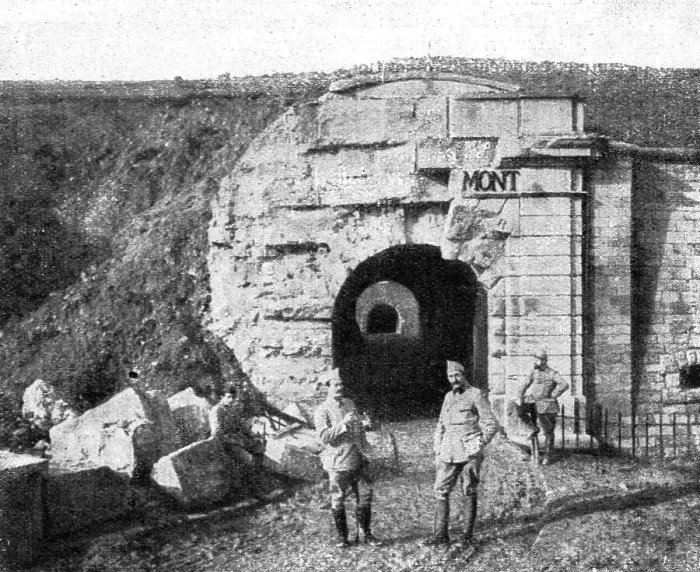 Framed Print : Les combats de Douaumont; Le fosse et l'entrée principale du fort de Douaumont au debut... 1916. Creator: Unknown Framed Print : Les combats de Douaumont; Le fosse et l'entrée principale du fort de Douaumont au debut... 1916. Creator: Unknown