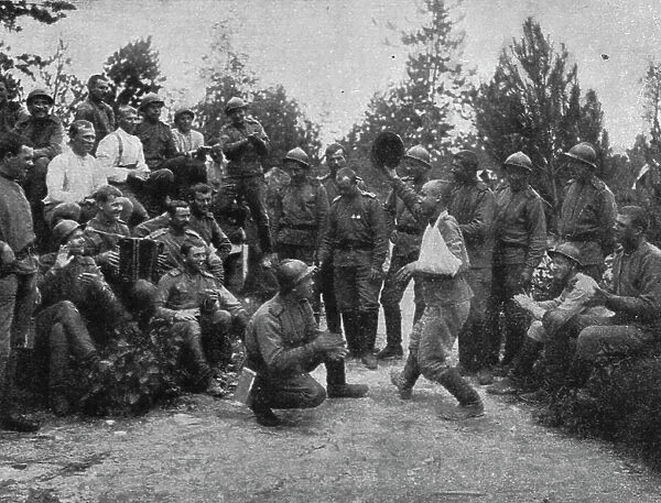 Les debuts des troupes Russes sur le front Francais de Champagne; Un blesse leger, 1916. Creator: Unknown