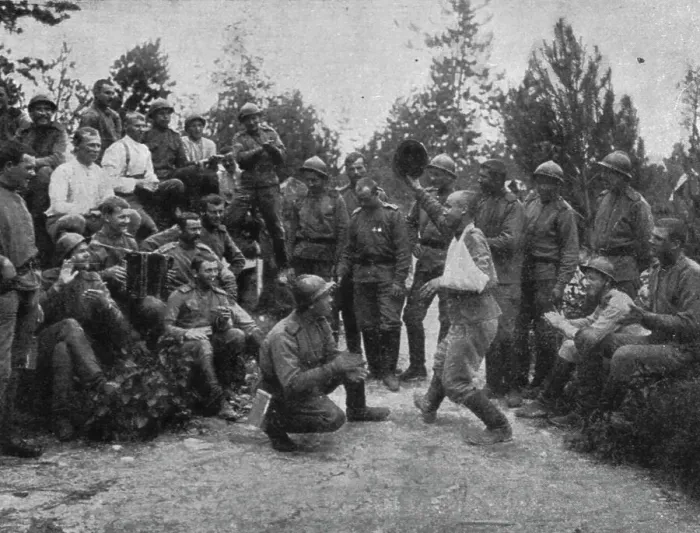 Framed Print : Les debuts des troupes Russes sur le front Francais de Champagne; Un blesse leger, 1916. Creator: Unknown Framed Print : Les debuts des troupes Russes sur le front Francais de Champagne; Un blesse leger, 1916. Creator: Unknown