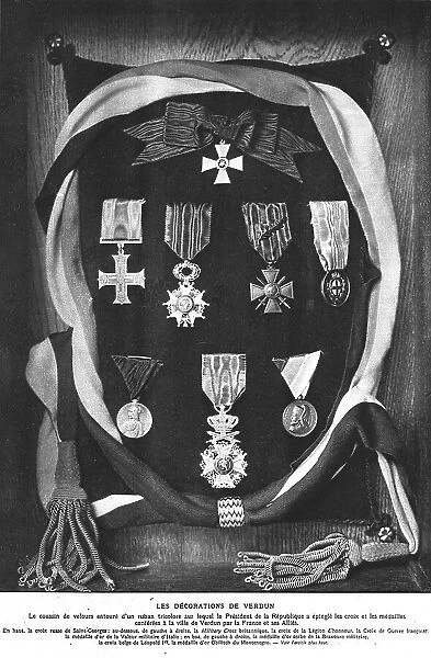 Les Decorations de Verdun: Le coussin de velours entoure d'un ruban tricolore sur lequel.. 1916. Creator: Unknown