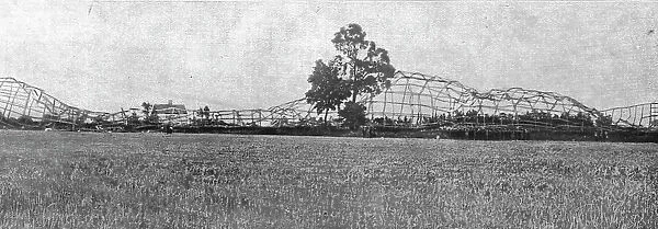 Les deux derniers zeppelins abattus par les Anglais; Le carcasse du L33, avarie et... 1916. Creator: Unknown
