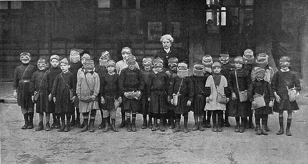 Les enfants d'une des ecoles primaires de Reims, avec leurs masques contre les gaz... 1916. Creator: Unknown