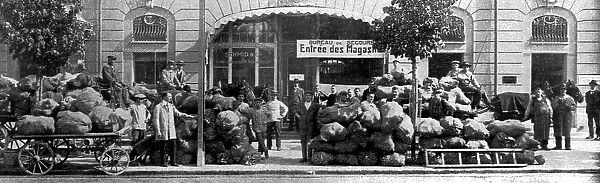Les envois de pain; aux prisonniers de guerre: devant les magasins du Bureau secours... 1916. Creator: Unknown
