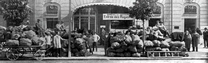 Framed Print : Les envois de pain; aux prisonniers de guerre: devant les magasins du Bureau secours... 1916. Creator: Unknown Framed Print : Les envois de pain; aux prisonniers de guerre: devant les magasins du Bureau secours... 1916. Creator: Unknown