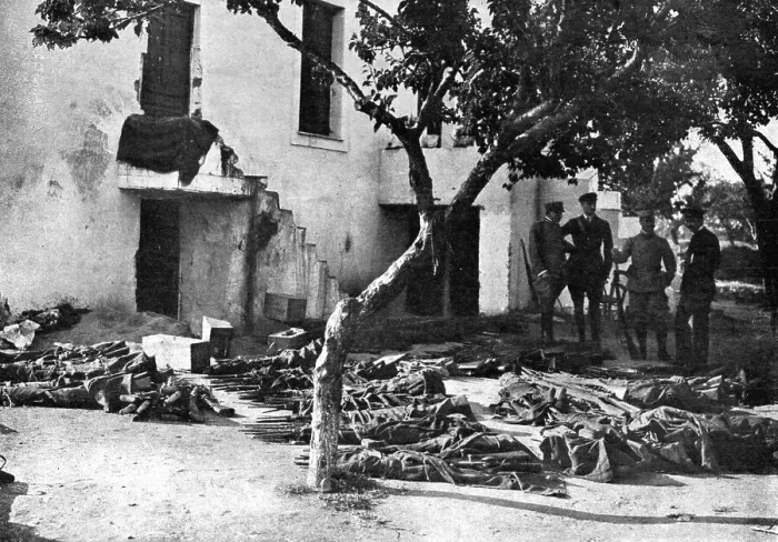 Framed Print : Les Evenements de Grece; Les intrigues des royalistes: un lot de fusils enveloppes de... 1917. Creator: Unknown Framed Print : Les Evenements de Grece; Les intrigues des royalistes: un lot de fusils enveloppes de... 1917. Creator: Unknown