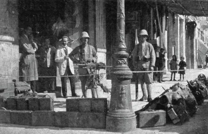 Framed Print : Les Evenements de Grece; Mitrailleuses sur la place de la Concorde et au coin d'une rue, 1917. Creator: Unknown Framed Print : Les Evenements de Grece; Mitrailleuses sur la place de la Concorde et au coin d'une rue, 1917. Creator: Unknown