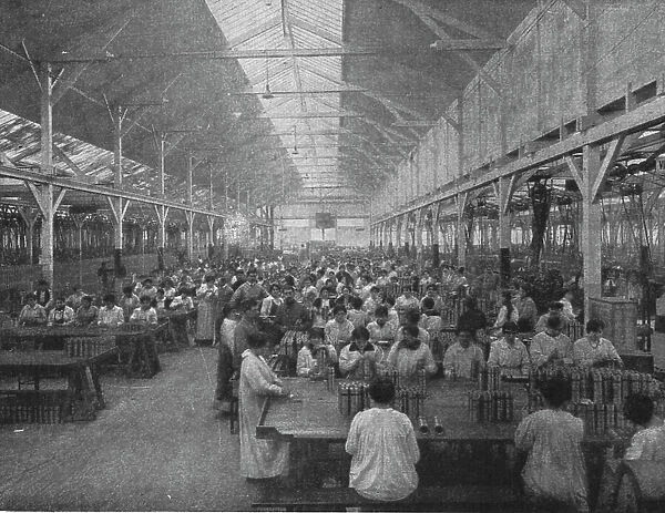 Les femmes dans les usines de guerre; Un atelier de femmes dans une usine... 1916. Creator: Unknown
