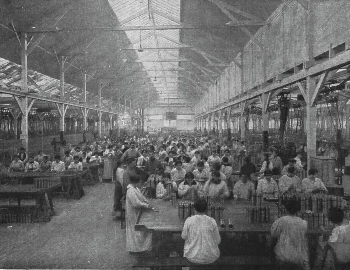 Framed Print : Les femmes dans les usines de guerre; Un atelier de femmes dans une usine... 1916. Creator: Unknown Framed Print : Les femmes dans les usines de guerre; Un atelier de femmes dans une usine... 1916. Creator: Unknown