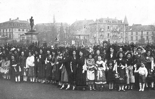 Les fetes de Colmar et de Mulhouse; A Colmar, le 10 decembre, sur la place du Champ-de... 1918. Creator: Unknown