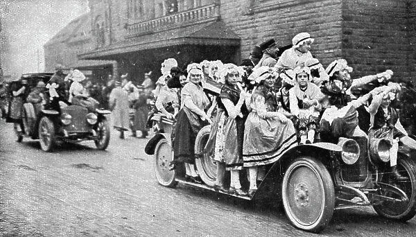 Les fetes du 8 decembre 1918 a Metz; La prise d'assaut des automobiles du cortege, 1918. Creator: Unknown
