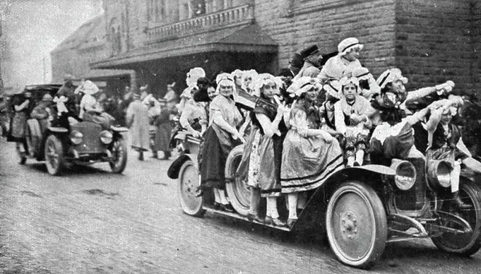 Framed Print : Les fetes du 8 decembre 1918 a Metz; La prise d'assaut des automobiles du cortege, 1918. Creator: Unknown Framed Print : Les fetes du 8 decembre 1918 a Metz; La prise d'assaut des automobiles du cortege, 1918. Creator: Unknown