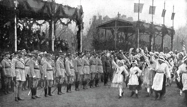 Les fetes du 8 decembre 1918 a Metz; Le defile des jeunes Lorraines devant les tribunes... 1918. Creator: Unknown