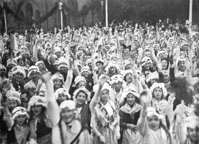 Framed Print : Les fetes du 8 decembre 1918 a Metz; Les saluts et les vivats au president de la Repub... 1918. Creator: Unknown Framed Print : Les fetes du 8 decembre 1918 a Metz; Les saluts et les vivats au president de la Repub... 1918. Creator: Unknown