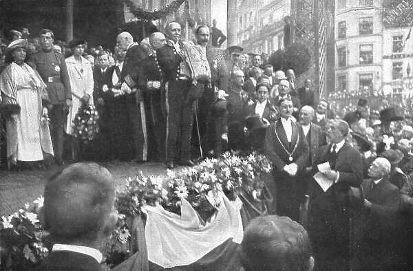Les fetes de la victoire en Belgique; un des echevins de Liege presente a la foule le... 1919. Creator: Jean Clair-Guyot