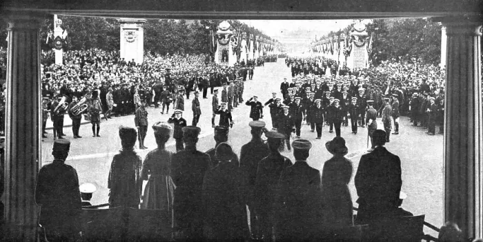 Framed Print : Les fetes de la victoire a Londres; le 19 juillet 1919: l'amiral Beatty, au second plan... 1919. Creator: Ernest Brooks Framed Print : Les fetes de la victoire a Londres; le 19 juillet 1919: l'amiral Beatty, au second plan... 1919. Creator: Ernest Brooks