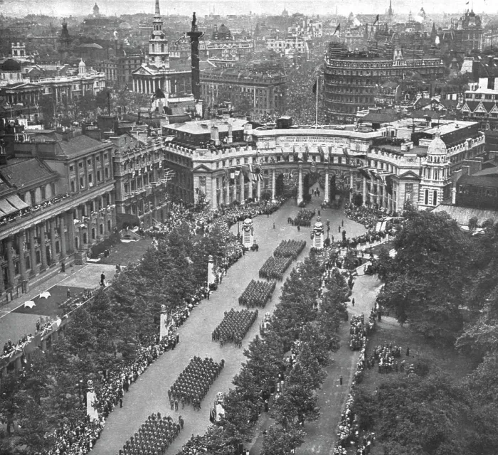 Framed Print : Les fetes de la victoire a Londres; le defile venant de Charing Cross s'engage dans... 1919. Creator: Unknown Framed Print : Les fetes de la victoire a Londres; le defile venant de Charing Cross s'engage dans... 1919. Creator: Unknown