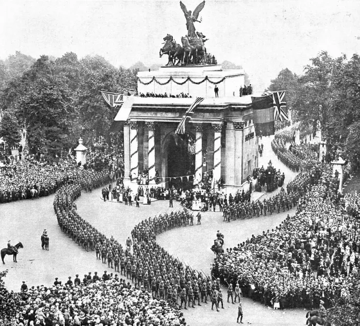 Framed Print : Les fetes de la victoire a Londres; les troupes americaines contournent l'Arc de Triomphe...1919. Creator: Unknown Framed Print : Les fetes de la victoire a Londres; les troupes americaines contournent l'Arc de Triomphe...1919. Creator: Unknown