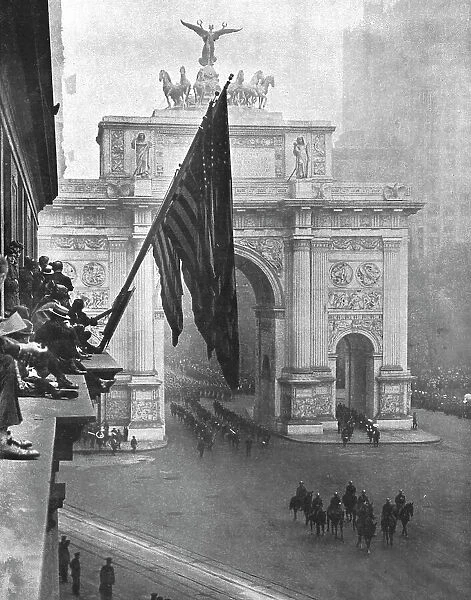 Les fetes de la victoire a New-York; sous l'Arc de Triomphe de Madison Square, ... 1919. Creator: Underwood & Underwood. Les fetes de la victoire a New-York; sous l'Arc de Triomphe de Madison Square, ... 1919. Creator: Underwood & Underwood