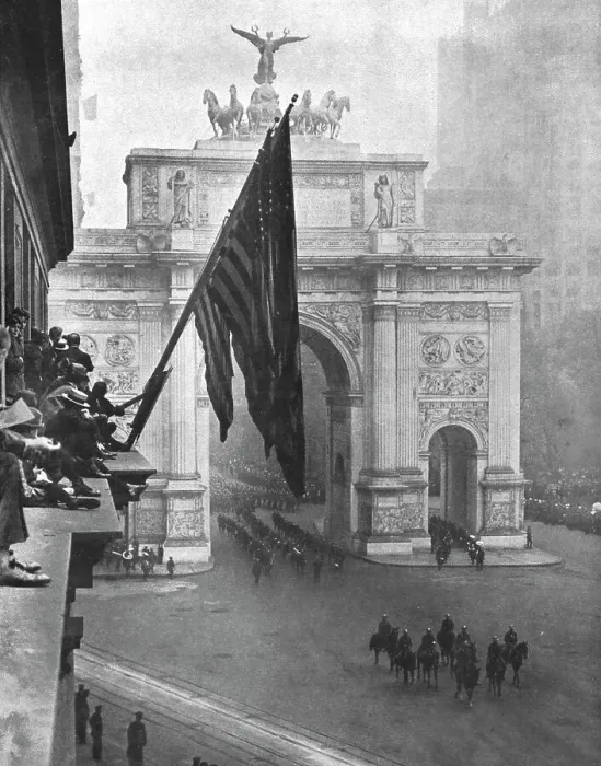 Framed Print : Les fetes de la victoire a New-York; sous l'Arc de Triomphe de Madison Square... 1919. Creator: Underwood & Underwood. Les fetes de la victoire a New-York; sous l'Arc de Triomphe de Madison Square... 1919. Creator: Underwood & Underwood Framed Print : Les fetes de la victoire a New-York; sous l'Arc de Triomphe de Madison Square... 1919. Creator: Underwood & Underwood. Les fetes de la victoire a New-York; sous l'Arc de Triomphe de Madison Square... 1919. Creator: Underwood & Underwood