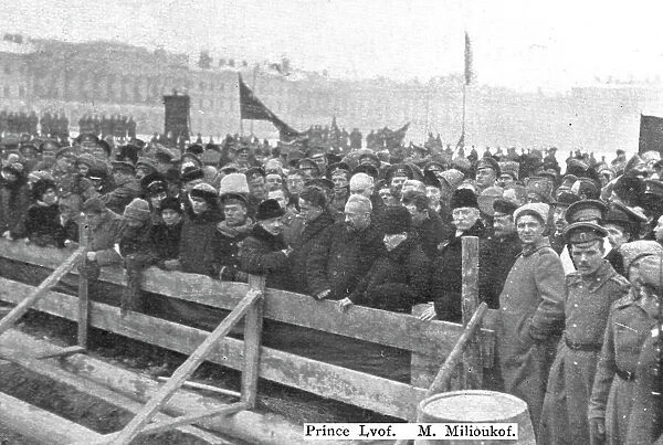 Les Funerailles des Morts de la Revolution; Devant la fosse: les membres du gouvernement... 1917. Creator: Unknown