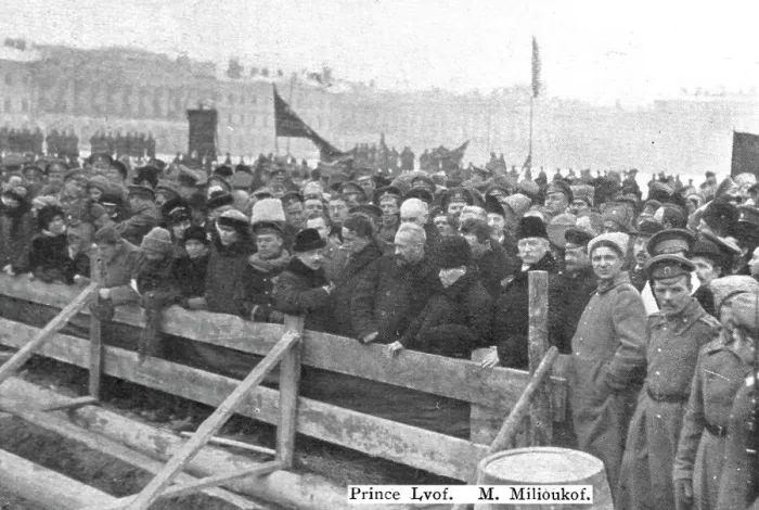 Framed Print : Les Funerailles des Morts de la Revolution; Devant la fosse: les membres du gouvernement... 1917. Creator: Unknown