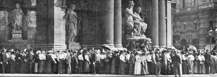 Framed Print : Les Funerailles a La Hofburg; La foule est admise a defiler devant la catafalque, 1914. Creator: Unknown Framed Print : Les Funerailles a La Hofburg; La foule est admise a defiler devant la catafalque, 1914. Creator: Unknown