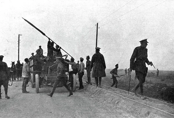Les Fuyards; Un auto camion emportant des soldats avec un drapeau est evacué par... 1917. Creator: Unknown