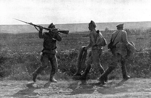 Les Fuyards; Ceux qui sauvent l'honneur: un Russe de la vieille ecole se servant de son... 1917. Creator: Unknown