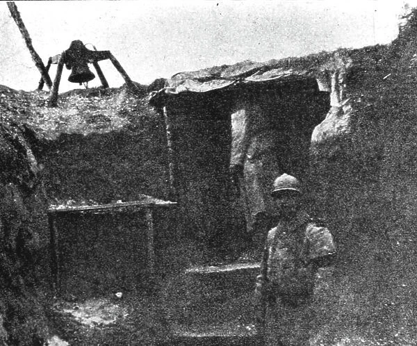 Les Gaz Allemands; Cloche installee pres d'un abri de guetteur pour lui... 1916. Creator: Unknown