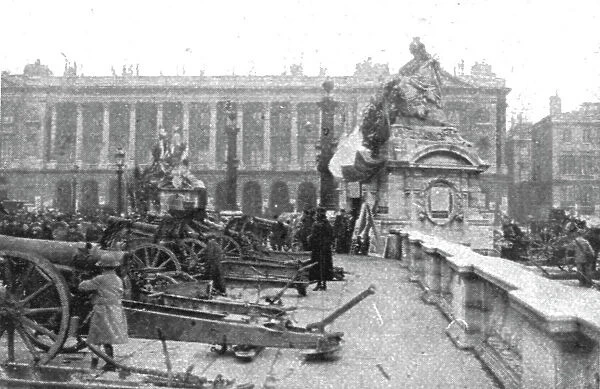 Les Heures Triomphales: La premiere fete, le 20 octobre 1918; les statues de Strasbourg... 1918. Creator: Unknown
