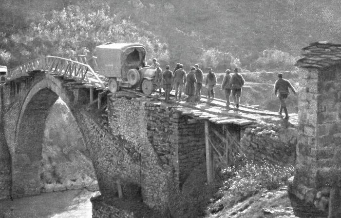 Framed Print : les Italiens en Albanie ; un auto-camion italienen mauvaise posture sur le pont du Sarantaporos, a Creator: Unknown Framed Print : les Italiens en Albanie ; un auto-camion italienen mauvaise posture sur le pont du Sarantaporos, a Creator: Unknown