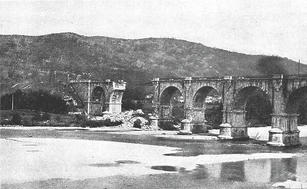 Les Italiens a Gorizia; le pont du chemin de fer sur l'Isonzo, 1916 Creator: Unknown