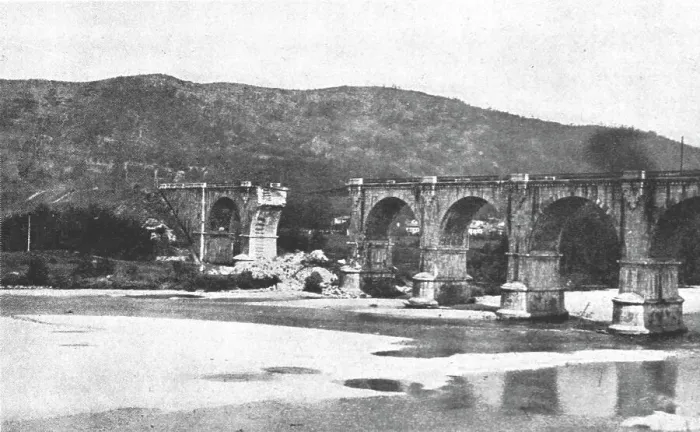 Framed Print : Les Italiens a Gorizia; le pont du chemin de fer sur l'Isonzo, 1916 Creator: Unknown Framed Print : Les Italiens a Gorizia; le pont du chemin de fer sur l'Isonzo, 1916 Creator: Unknown