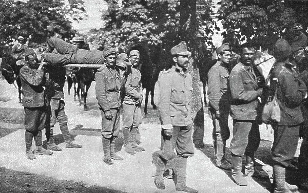 Les Italiens a Gorizia; soldats et blesses autrichiens sortent, pour se rendre, des maisons... 191 Creator: Unknown