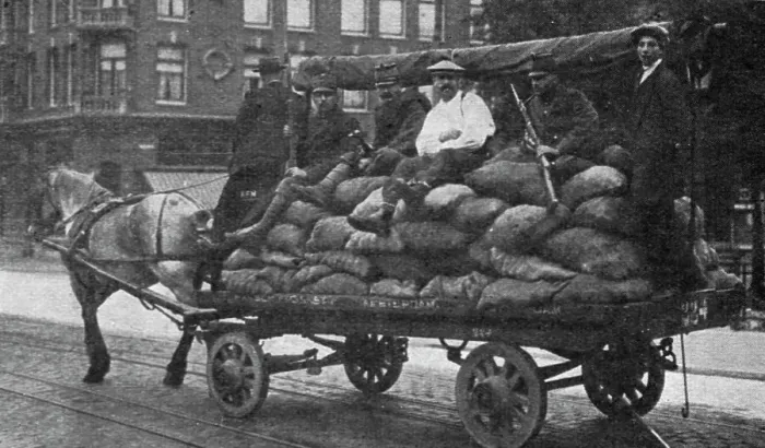 Framed Print : Les manifestations contre la vie chere en Hollande; camionnage de pommes de terre... 1916. Creator: Unknown. Les manifestations contre la vie chere en Hollande; camionnage de pommes de terre... 1916. Creator: Unknown Framed Print : Les manifestations contre la vie chere en Hollande; camionnage de pommes de terre... 1916. Creator: Unknown. Les manifestations contre la vie chere en Hollande; camionnage de pommes de terre... 1916. Creator: Unknown