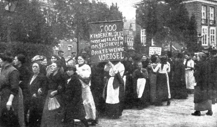 Framed Print : Les manifestations contre la vie chere en Hollande; manifestation faminine a Amsterdam... 1916. Creator: Unknown. Les manifestations contre la vie chere en Hollande; manifestation faminine a Amsterdam... 1916. Creator: Unknown Framed Print : Les manifestations contre la vie chere en Hollande; manifestation faminine a Amsterdam... 1916. Creator: Unknown. Les manifestations contre la vie chere en Hollande; manifestation faminine a Amsterdam... 1916. Creator: Unknown