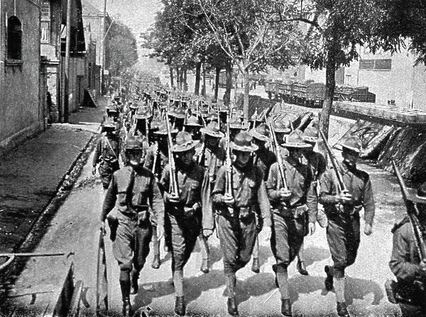 Les Premiers Contingents Americains en France; En route pour le cantonnement, 1917. Creator: Jean Clair-Guyot