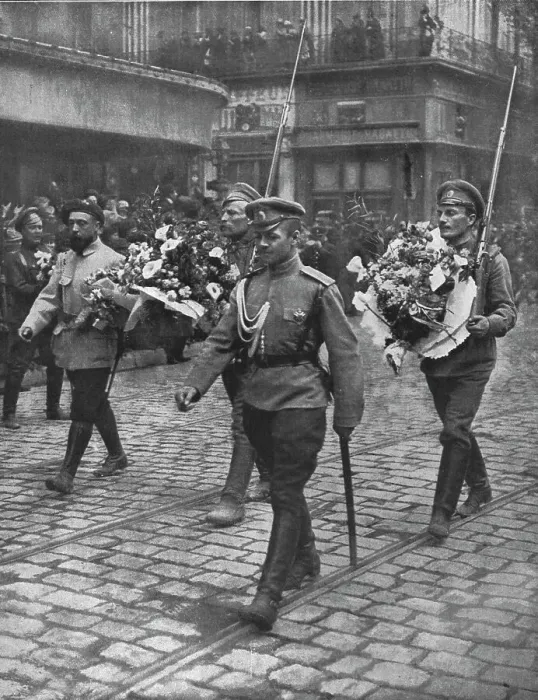 Framed Print : Les premiers soldats Russes en France; le defile dans Marseille en fete : un alpin... 1916. Creator: Jean Clair-Guyot Framed Print : Les premiers soldats Russes en France; le defile dans Marseille en fete : un alpin... 1916. Creator: Jean Clair-Guyot