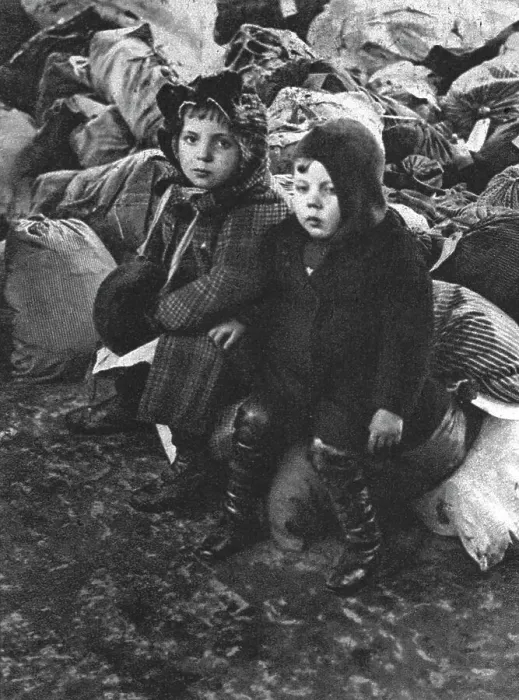 Framed Print : Les rapatries du Nord de la France a annemasse (Haute-Savoie); Deux petits enfants... 1916. Creator: Unknown