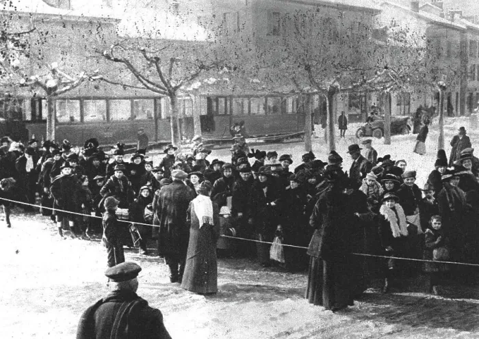 Framed Print : Les rapatries du Nord de la France a annemasse (Haute-Savoie); une arrivee de... 1916. Creator: Unknown Framed Print : Les rapatries du Nord de la France a annemasse (Haute-Savoie); une arrivee de... 1916. Creator: Unknown